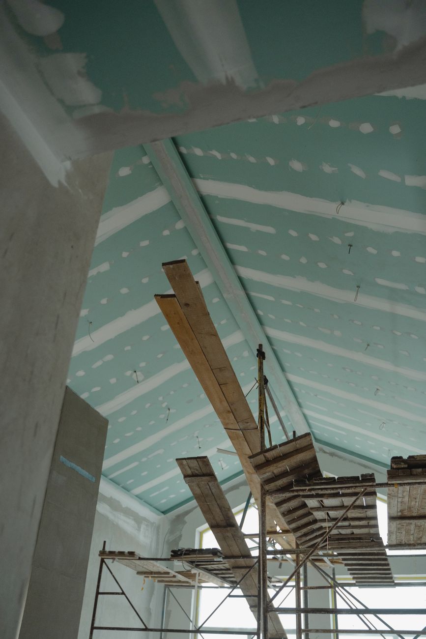 Detailed structural comparison between stretch ceiling track and traditional drywall